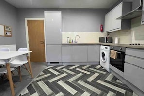 Réfrigérateur, four à micro-ondes, un four, surface de cuisson