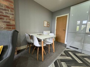 Dining - Modern 1 bed apartment on edge of city centre (6) (West Yorkshire)