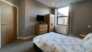 1 slaapkamer, een strijkplank/strijkijzer, wifi, beddengoed