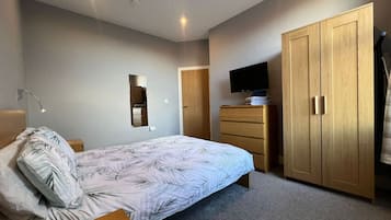 1 habitación, tabla de planchar con plancha, wifi y ropa de cama