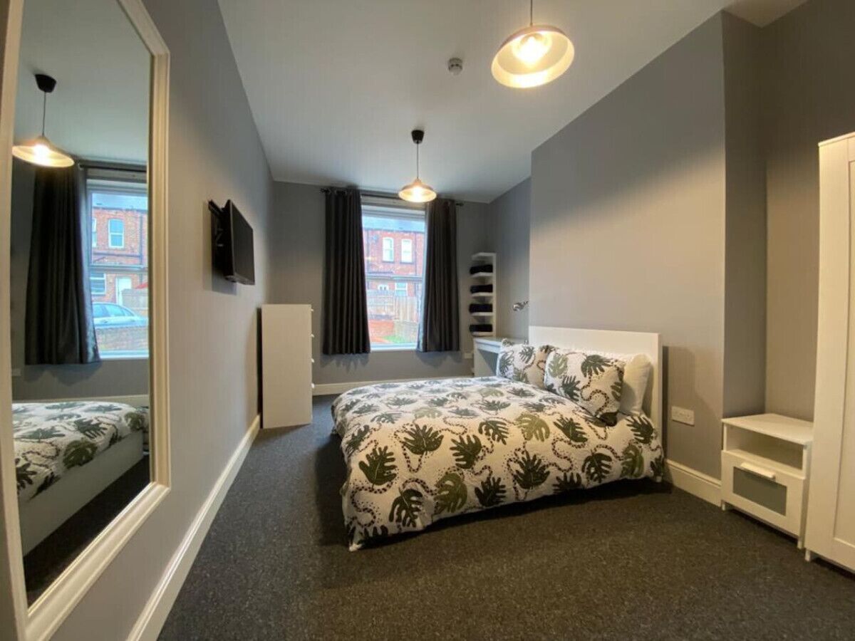 1 bedroom, desk, iron/ironing board, WiFi