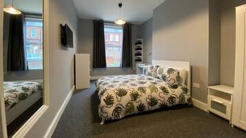 1 bedroom, desk, iron/ironing board, WiFi