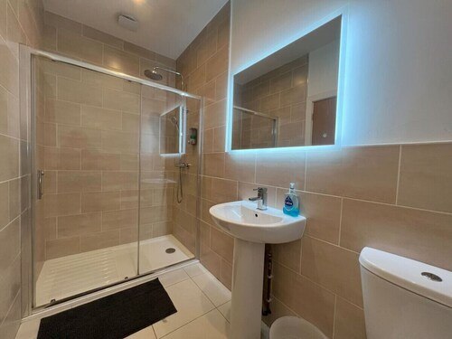 Modern 1 bed apartment on edge of city centre (1)