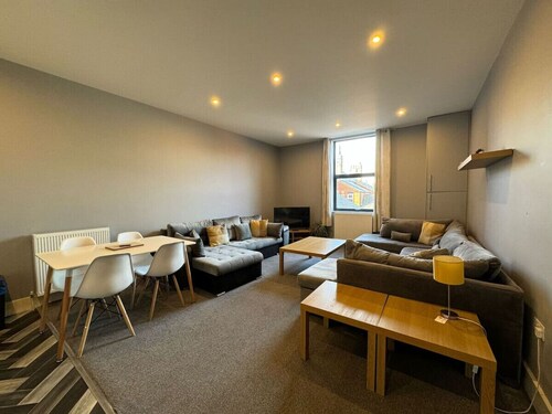 Modern 1 bed apartment on edge of city centre (1)