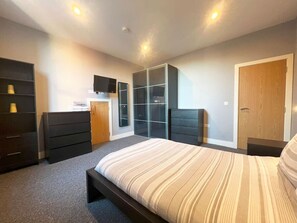 1 chambre, fer et planche à repasser, Wi-Fi, literie fournie
