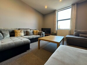 TV - Modern 1 bed apartment on edge of city centre (1) (West Yorkshire)