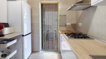 Een koelkast, een microgolfoven, een oven, een kookplaat