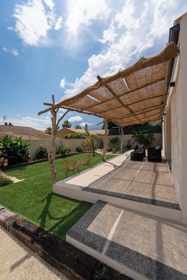 Terrace/patio - La villa des charmes (Vias)