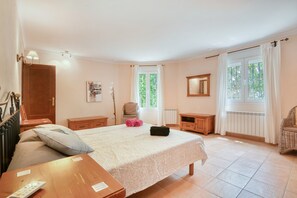 2 bedrooms, desk, free WiFi, bed sheets