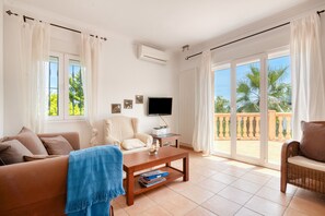 Télévision, cheminée, lecteur de DVD, chaîne hi-fi