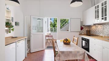 Refrigerador, horno, placa de cocina, cafetera/tetera