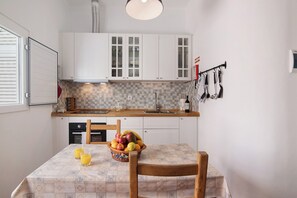 Frigorífico, horno, placa de cocina y cafetera o tetera