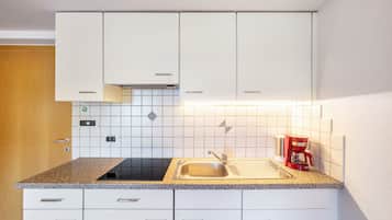 Frigorifero, microonde, piano cottura, lavastoviglie