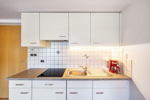 Geladeira, micro-ondas, cooktop, lava-louças