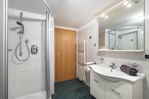 Douche, sèche-cheveux, serviettes fournies