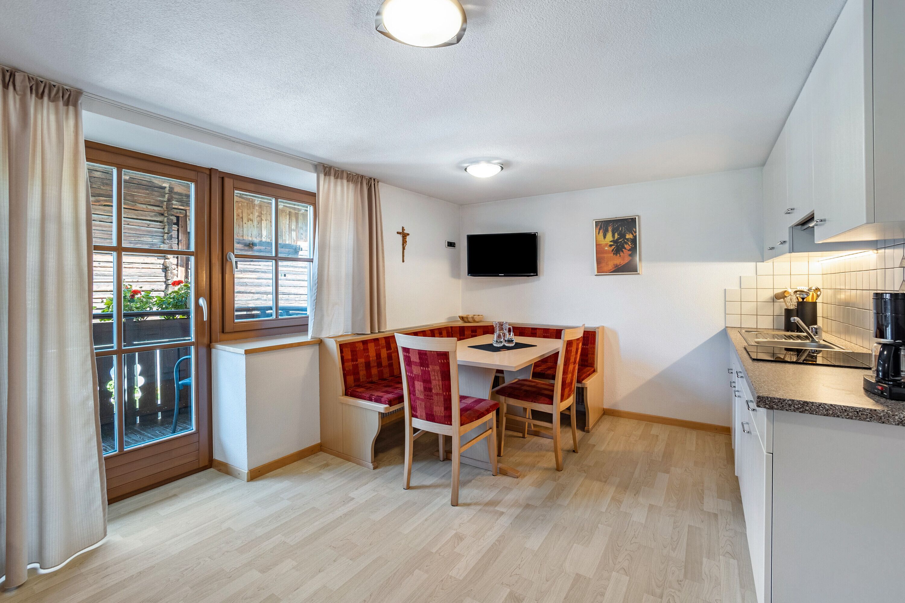 Kühlschrank, Mikrowelle, Herdplatte, Geschirrspüler