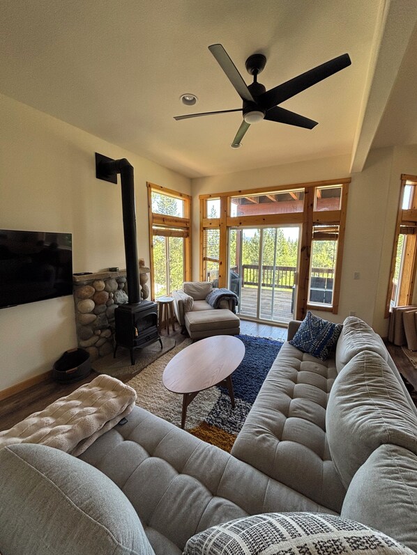 Smart TV, fireplace