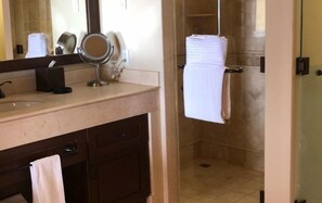 Haartrockner, Handtücher, Seife, Toilettenpapier
