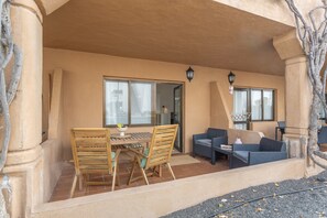 Outdoor dining - Oasis Duna - Casa Amanay: Shared Pool, Private Terrace & Wi-Fi for Your Vacation (Corralejo)