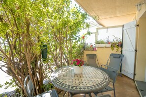 Outdoor dining - Apartment 'Corse' with Balcony and Wi-Fi (Serra-di-Ferro)