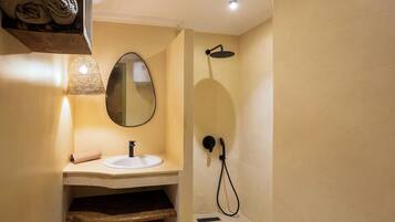 Secadora de cabello, toallas, jabón, papel de baño