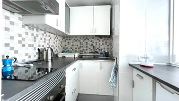 Fridge, oven, stovetop, coffee/tea maker