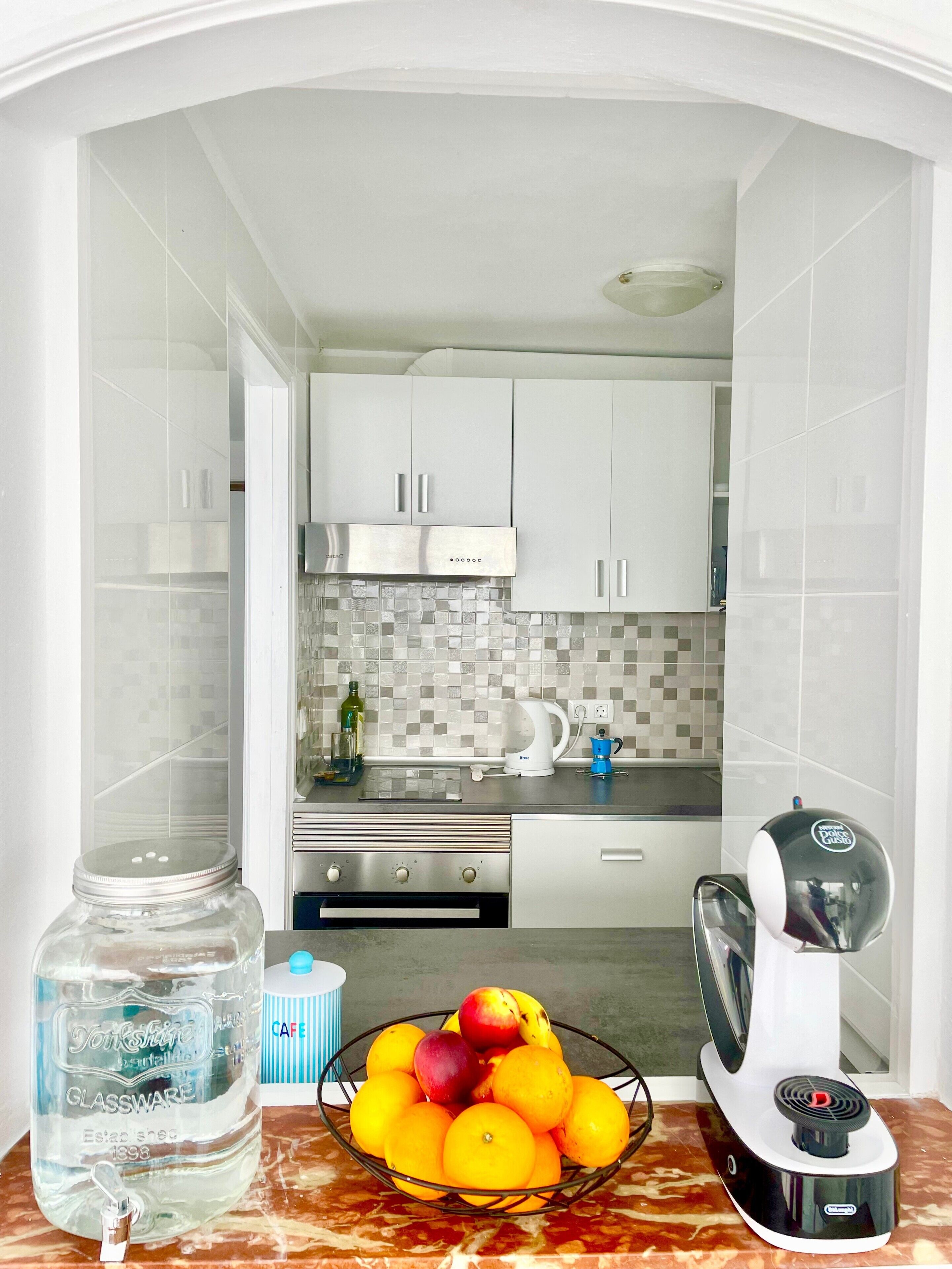 Fridge, oven, stovetop, coffee/tea maker