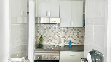 Fridge, oven, stovetop, coffee/tea maker