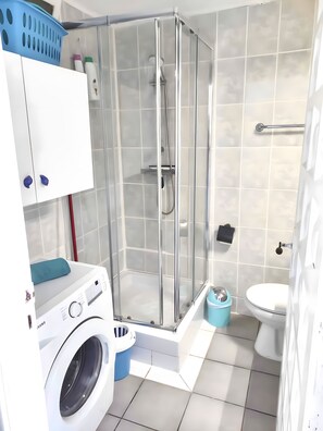 Shower, hair dryer, towels