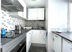 Réfrigérateur, four, plaque de cuisson, cafetière/bouilloire