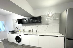 Fridge, oven, stovetop, coffee/tea maker