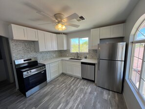 Mikrobølgeovn, ovn, kogeplade, opvaskemaskine