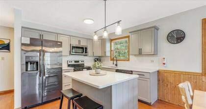 Spacious 6-bd chalet in Lake Harmony, Hot tub, WiFi, AC, Lake Access