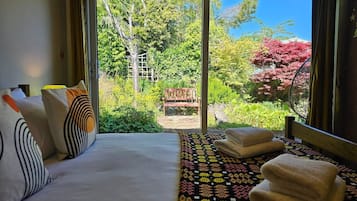 Iron/ironing board, travel cot, WiFi, bed sheets