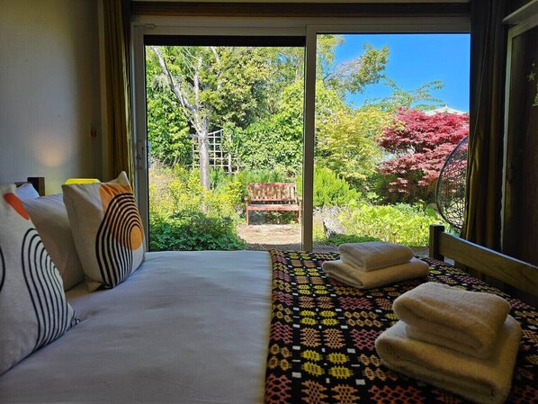 Iron/ironing board, travel crib, WiFi, bed sheets