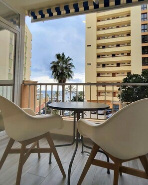 Outdoor dining - Playa de la Fontanilla Marbella (Marbella)