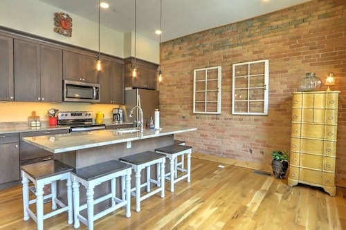 Stylish, modern downtown retreat w/ downtown views