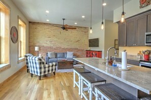 Smart TV - Stylish, modern downtown retreat w/ downtown views (Glenwood Springs)