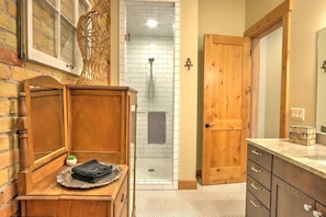 Shower, hair dryer - Stylish, modern downtown retreat w/ downtown views (Glenwood Springs)
