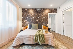 2 dormitorios, tabla de planchar con plancha, cuna de viaje