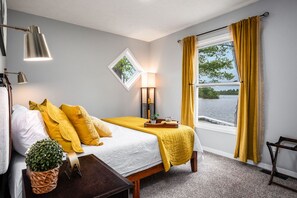 5 soverom, skrivebord, strykejern/-brett og reiseseng for barn