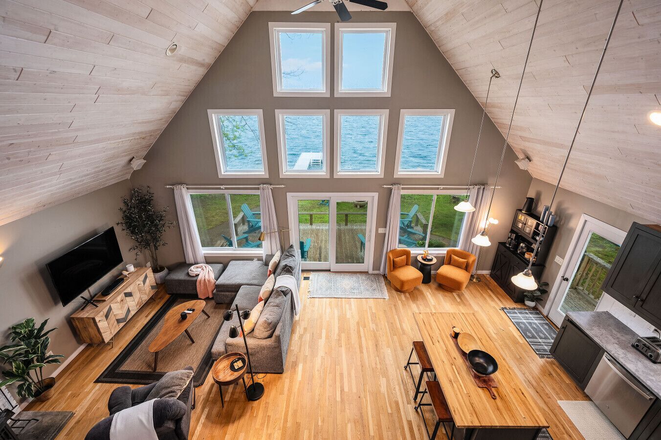 Smart TV, fireplace, books, stereo