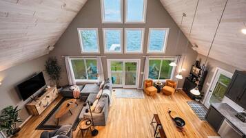 Smart TV, fireplace, books, stereo
