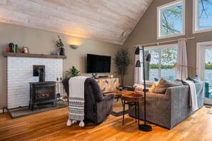 Smart-TV, peis, bøker og stereoanlegg