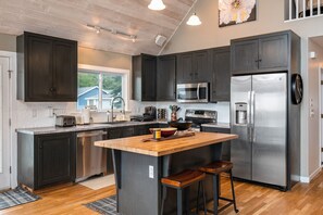 Refrigerador, microondas, horno y parrilla de estufa 