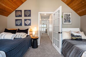 5 habitaciones, escritorio y tabla de planchar con plancha 