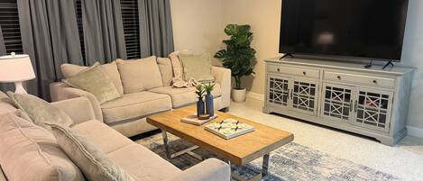 Een smart-tv en boeken