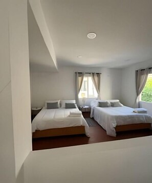 1 bedroom, desk, WiFi
