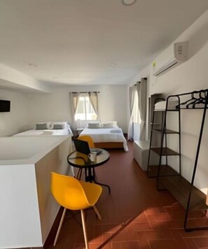 1 bedroom, desk, WiFi