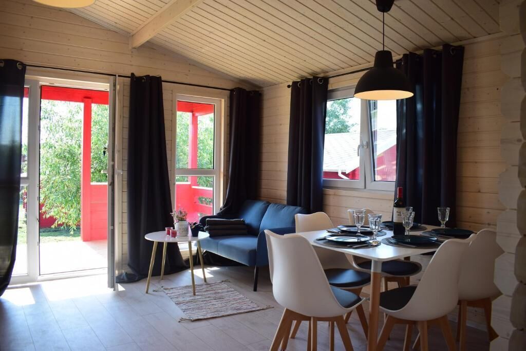 Comfort Cabin, Garden Area | Iron/ironing board, bed sheets